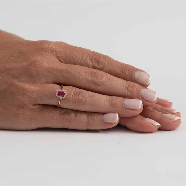 Δαχτυλίδι ροζέτα Κ18 ροζ χρυσό με ορθογώνιο ρουμπίνι και διαμάντια
