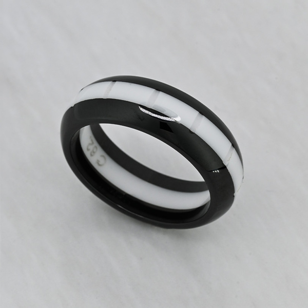 Δαχτυλίδι από μαύρο και λευκό κεραμικό