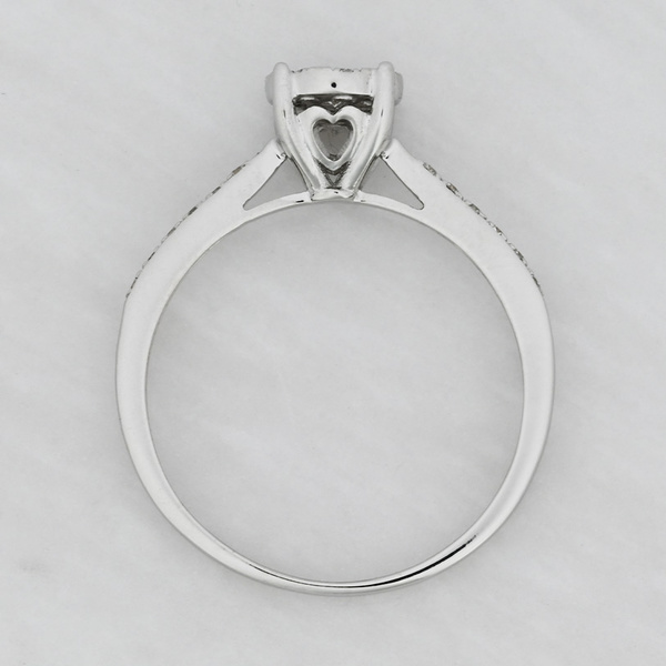 Δαχτυλίδι Κ18 λευκόχρυσο invisible μονόπετρο με πλαϊνα διαμάντια