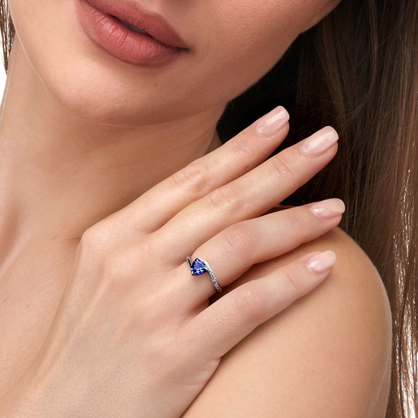 Δαχτυλίδι Κ18 λευκόχρυσο με τανζανίτη και διαμάντια